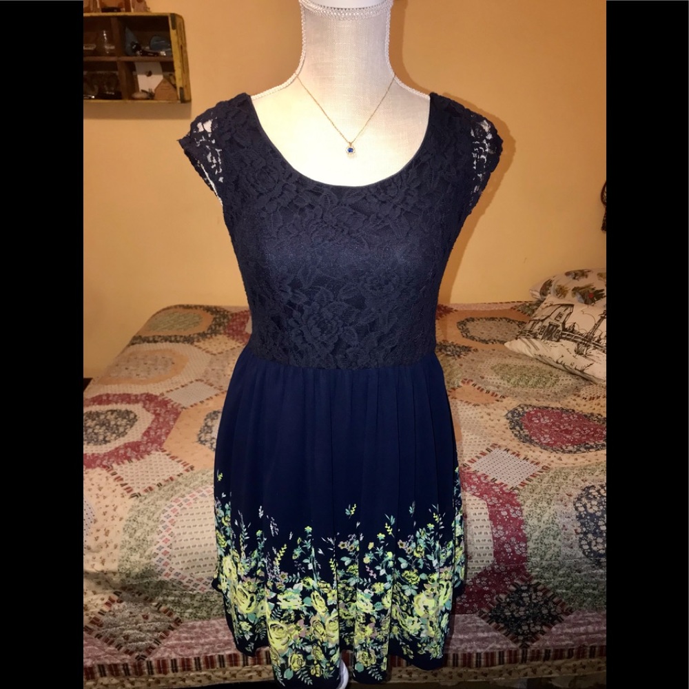 Beautiful (NWOT) Women’s Dress!💙💚💛
Size: SMALL.